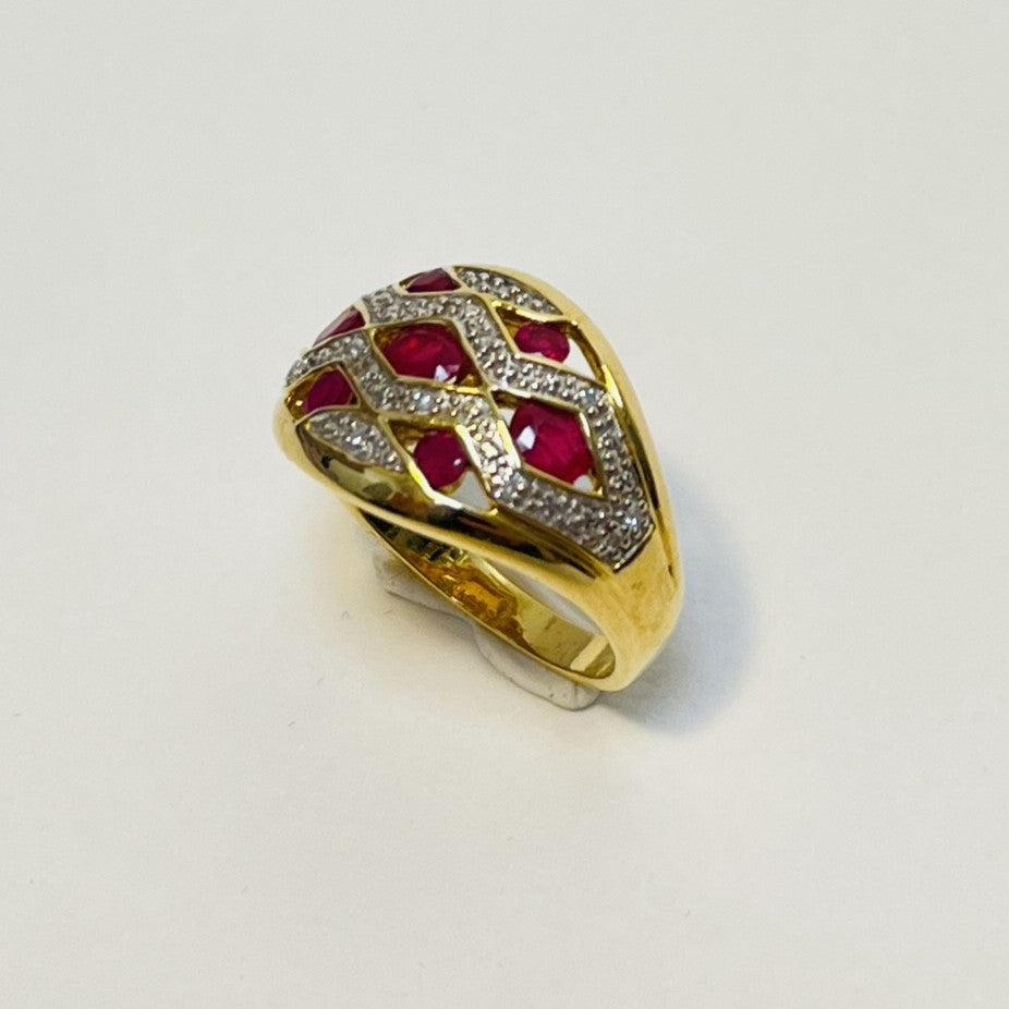 Bague or avec rubis et diamants