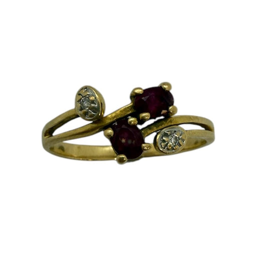 Bagues en or jaune avec rubis et diamants
