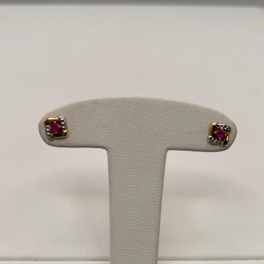 Boucles d'oreilles en or jaune 18K avec rubis