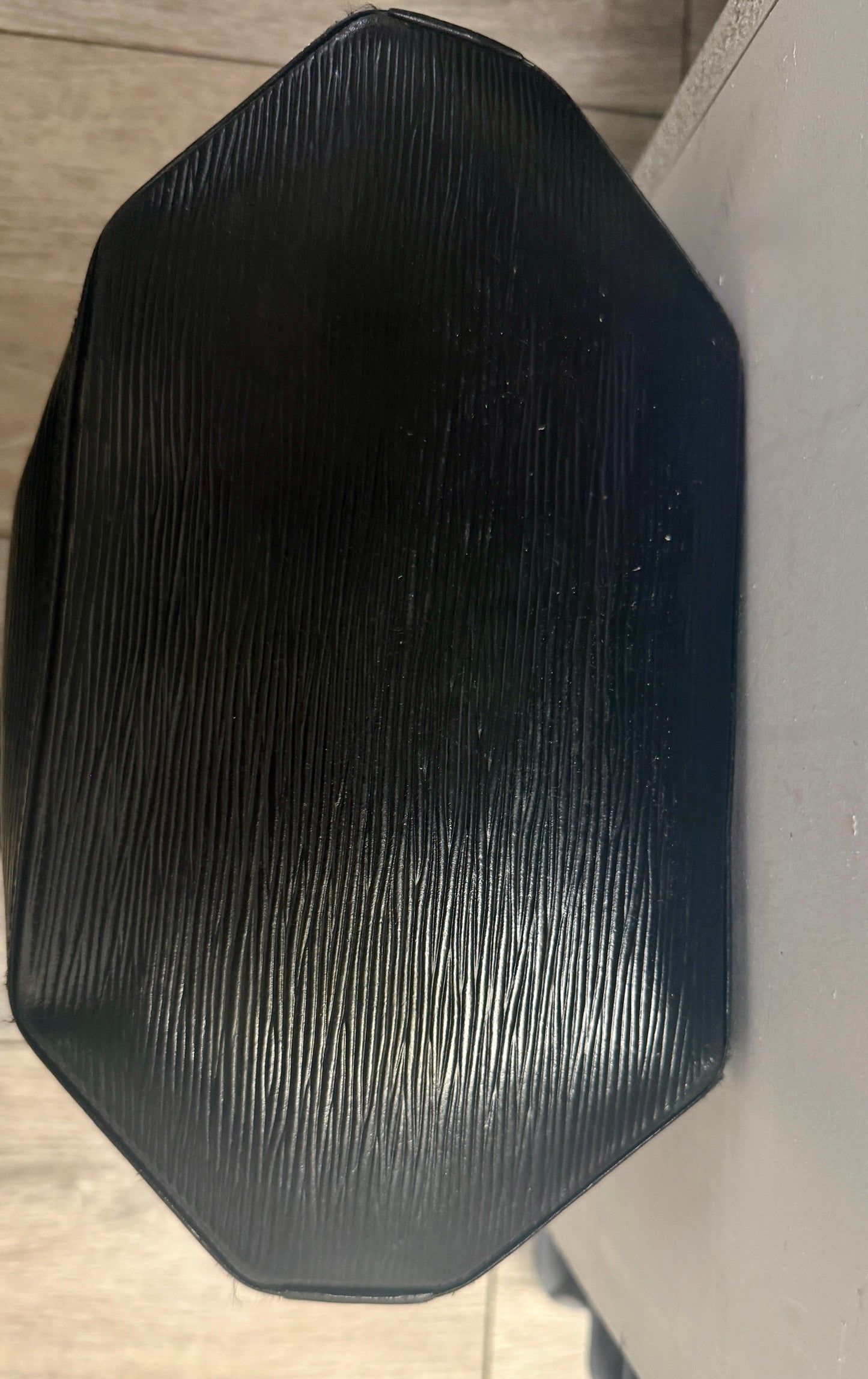 Sac à main Louis Vuitton Twist Bucket Vintage en cuir noir épi en bon état