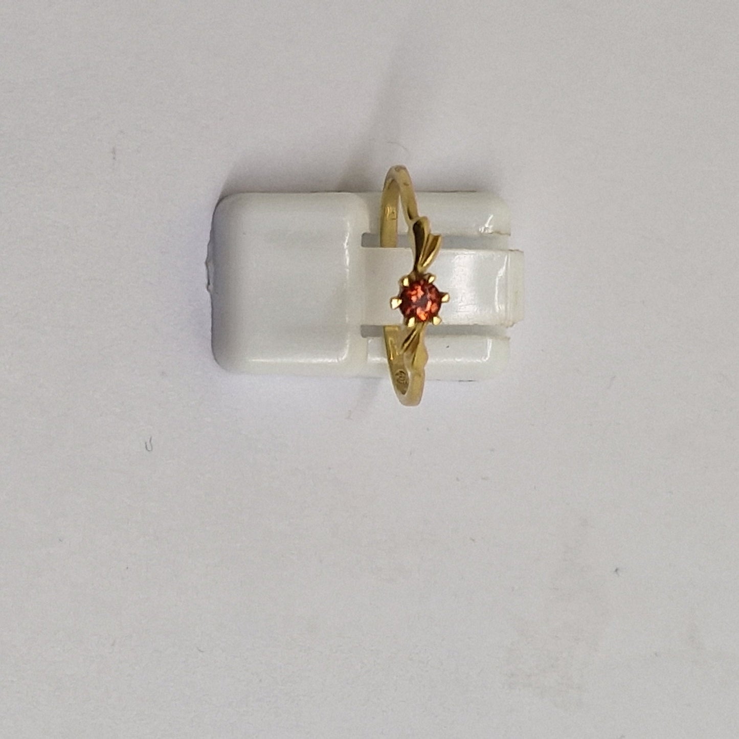 Solitaire Or Jaune 18 Carats avec Grenat 1.34 Grs - Taille 52