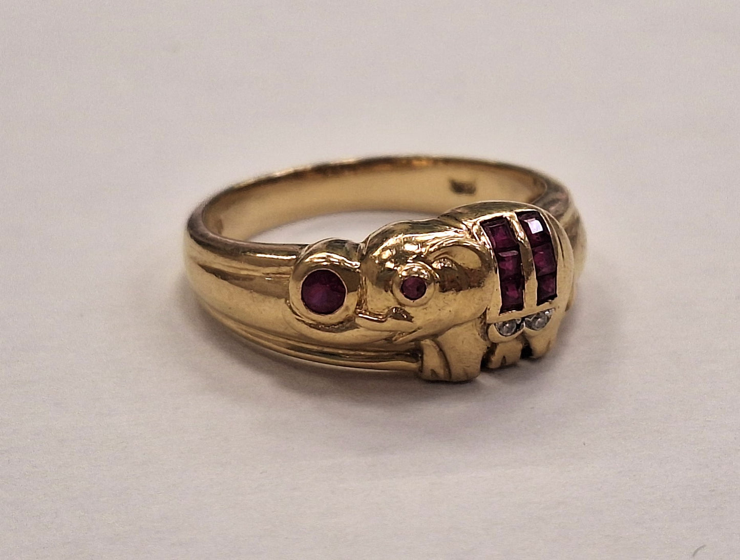 Bague en Or jaune 18K avec éléphant et pierres précieuses