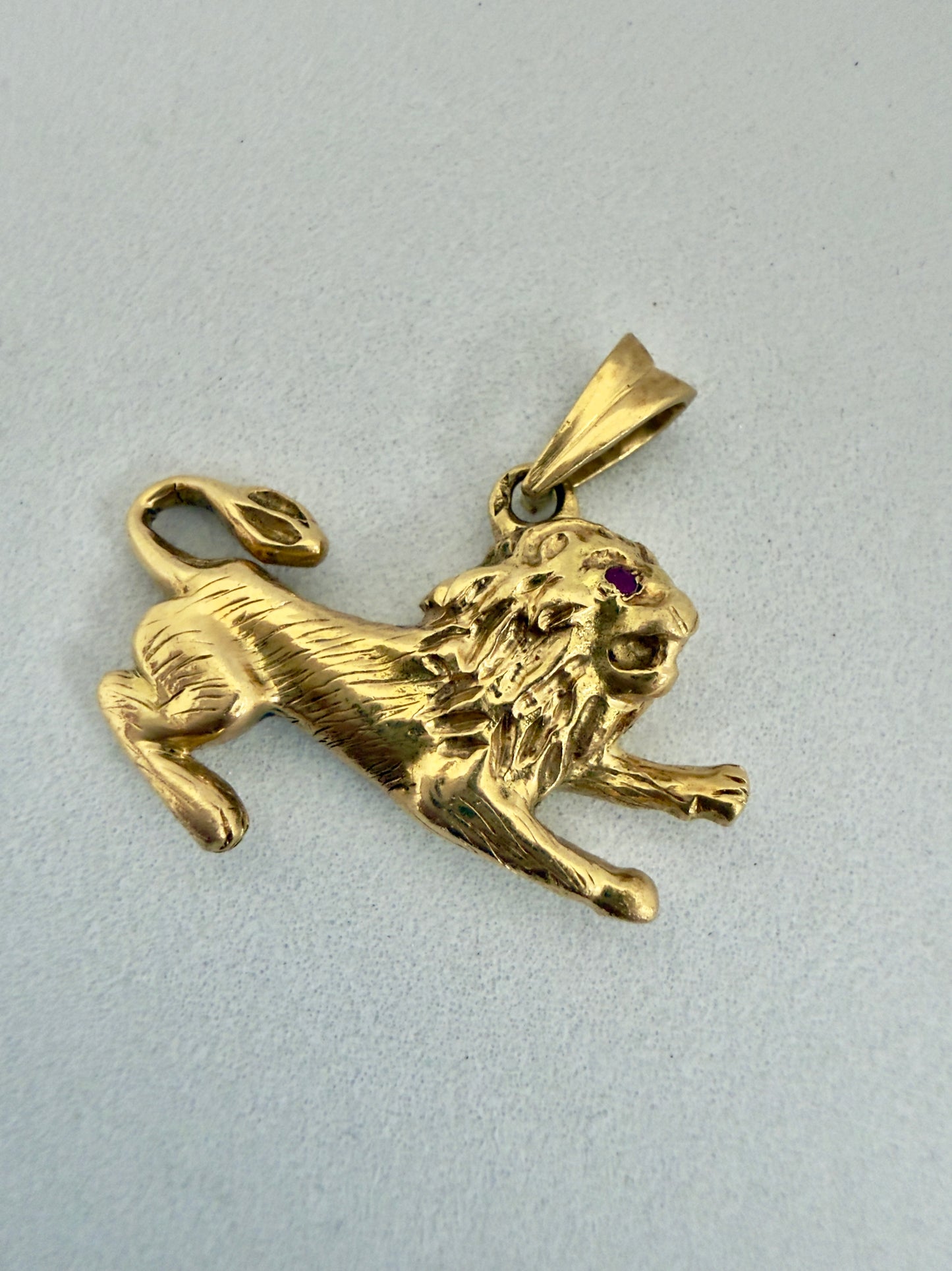 Pendentif lion en or jaune 18K avec oxyde de zirconium 14.32 Grs