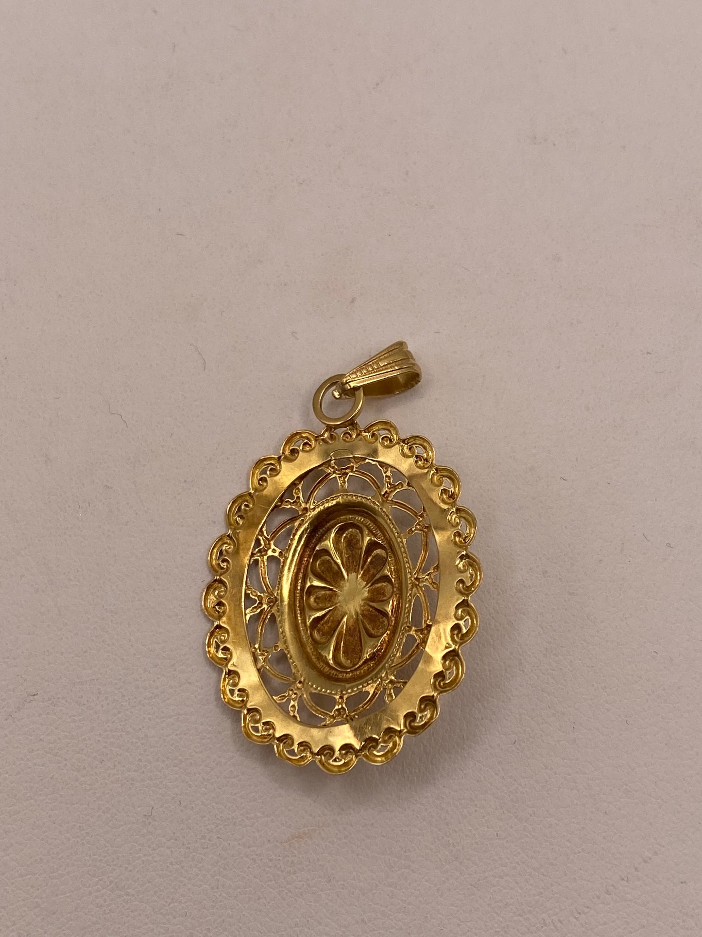 Pendentif Médaillon Or Jaune 18K 3.13 Grs