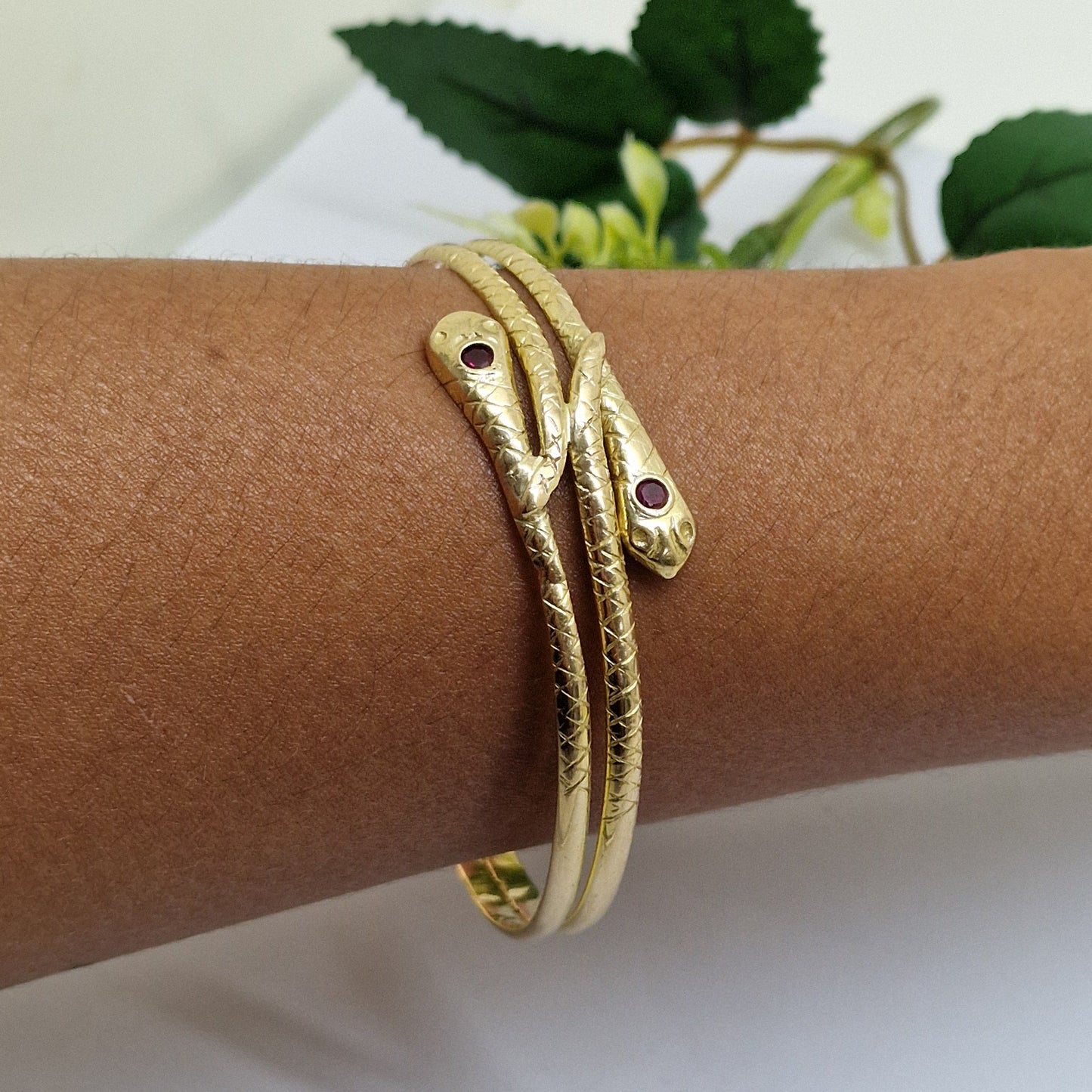 Bracelet Jonc Serpent en Or Jaune 18 Carats avec Rubis 28.31 Grs