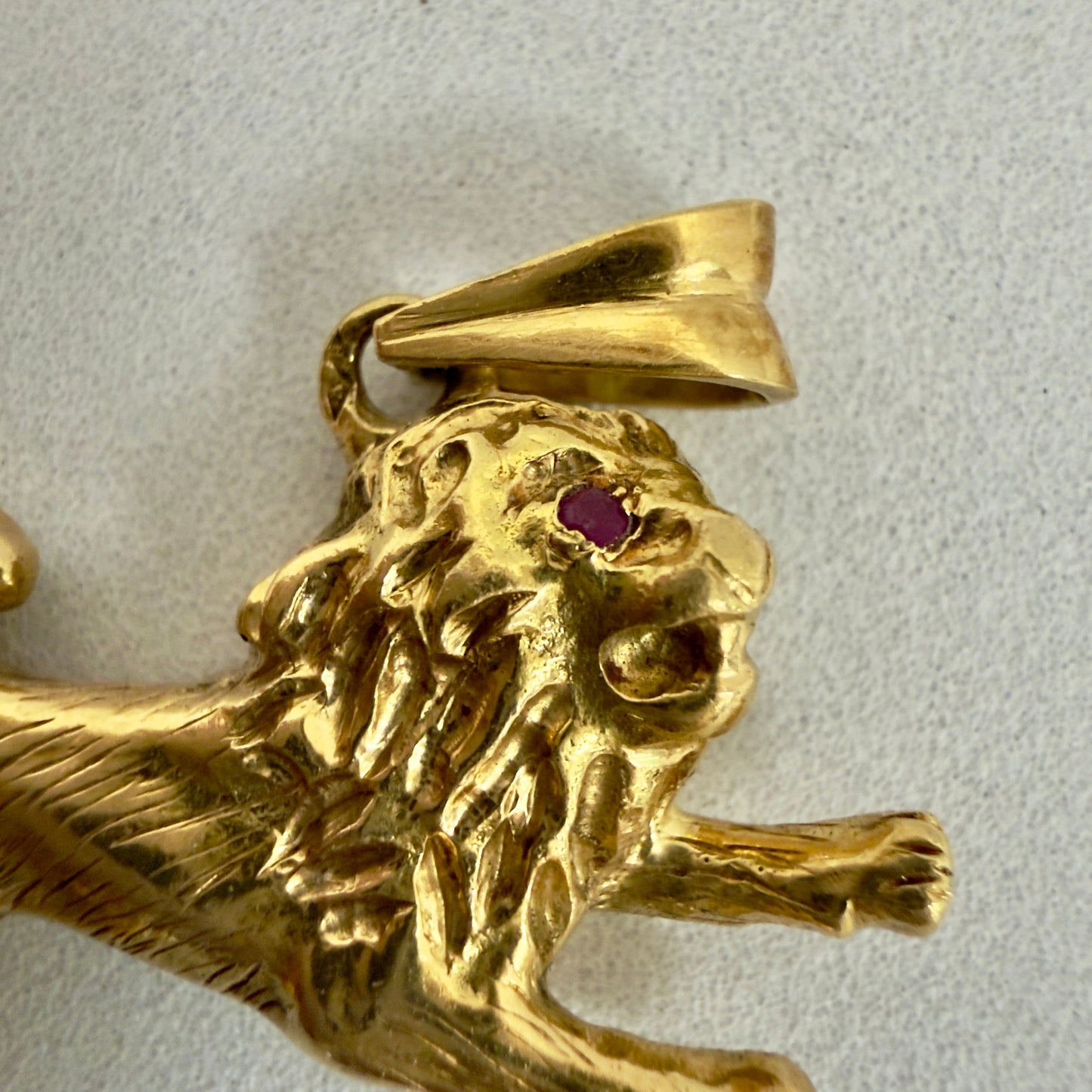 Pendentif lion en or jaune 18K avec oxyde de zirconium 14.32 Grs