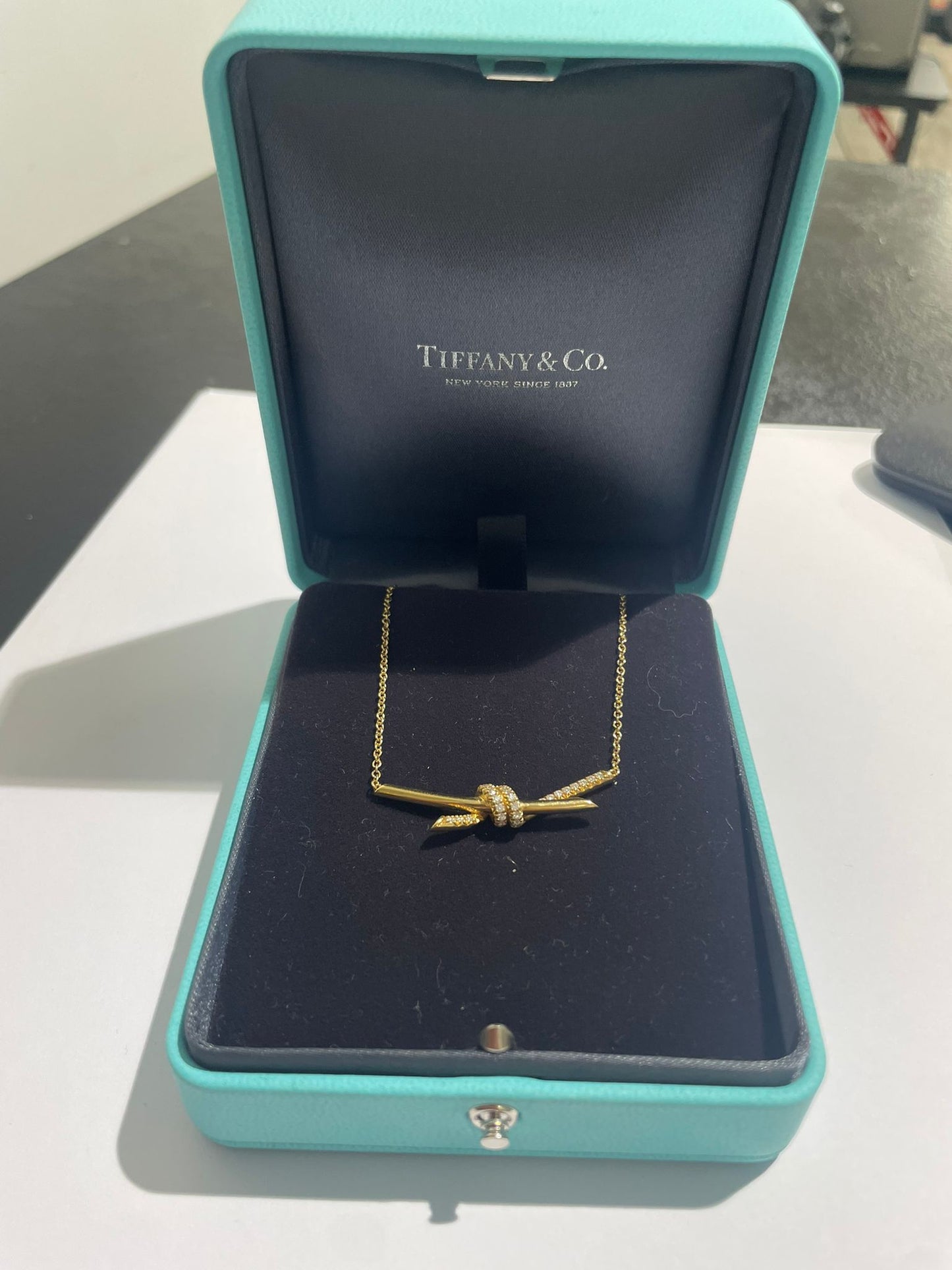 Collier Tiffany's Knot en or jaune 18K 7.57 Grs