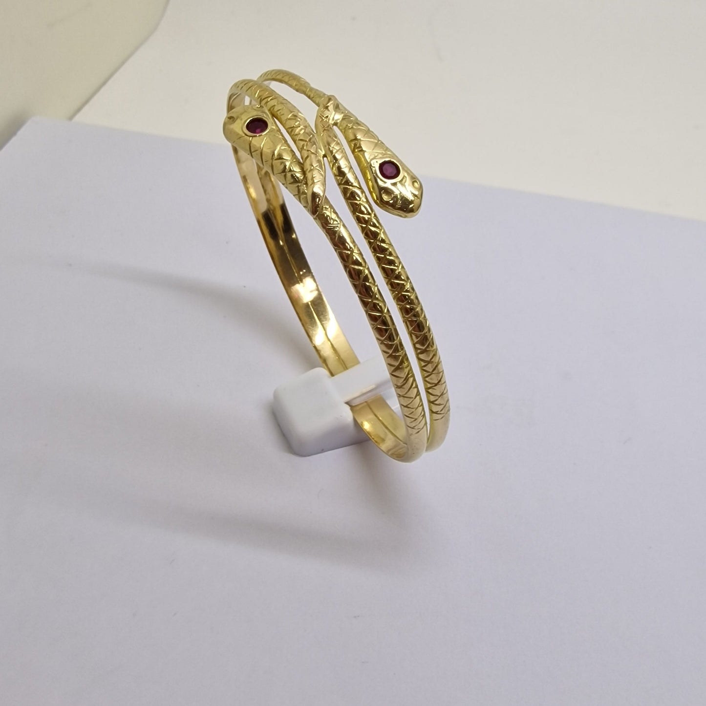 Bracelet Jonc Serpent en Or Jaune 18 Carats avec Rubis 28.31 Grs