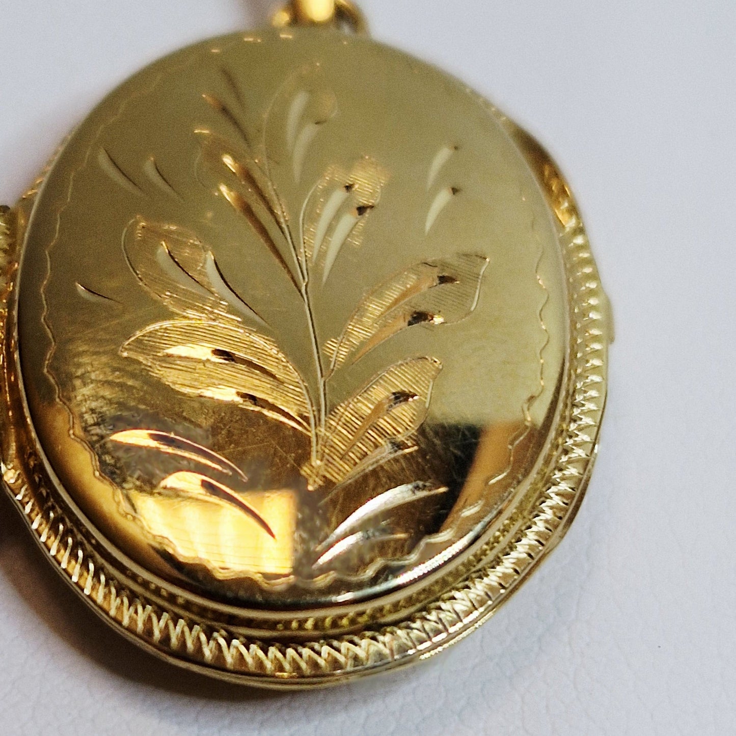 Pendentif médaillon en or jaune 18k 6.72 Grs