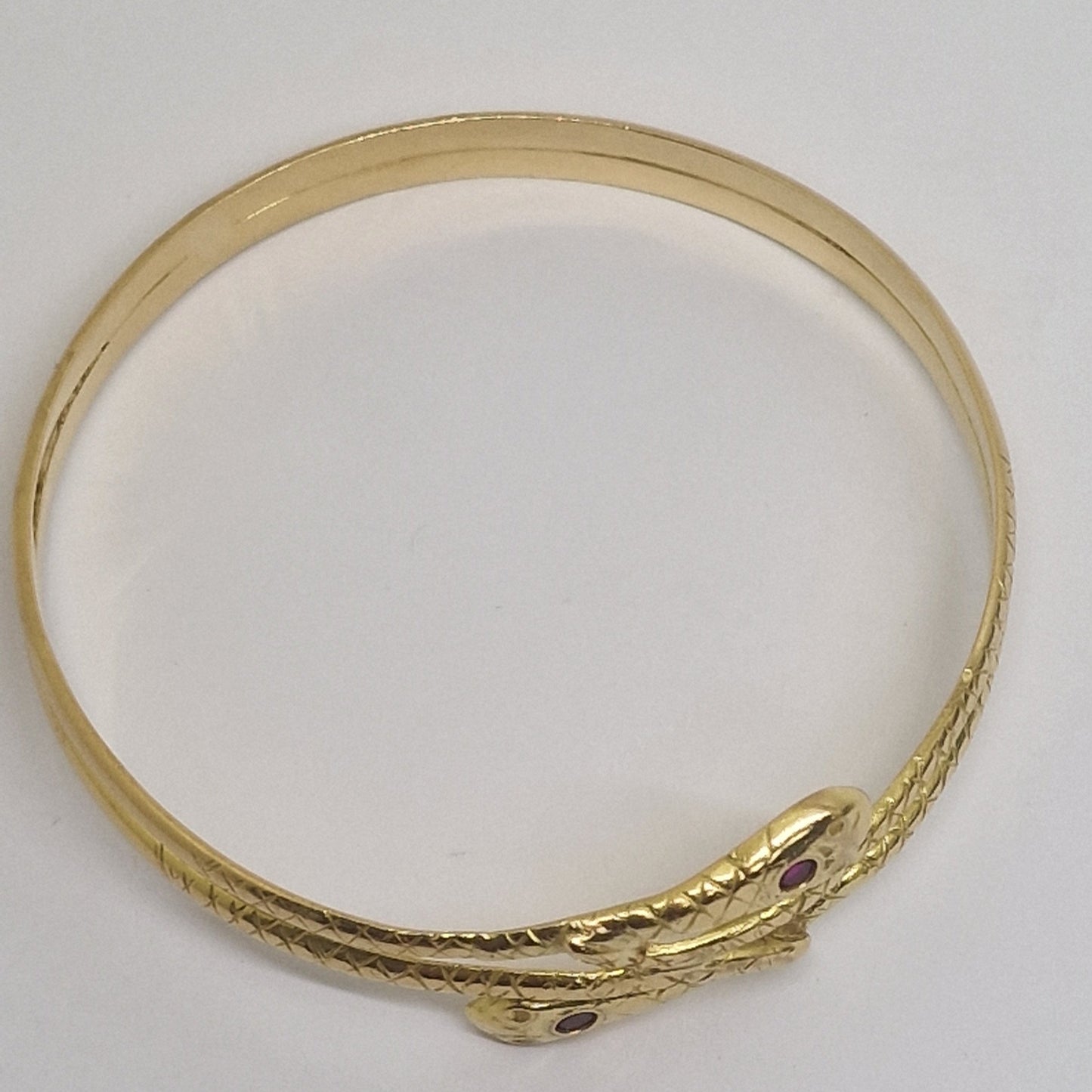 Bracelet Jonc Serpent en Or Jaune 18 Carats avec Rubis 28.31 Grs