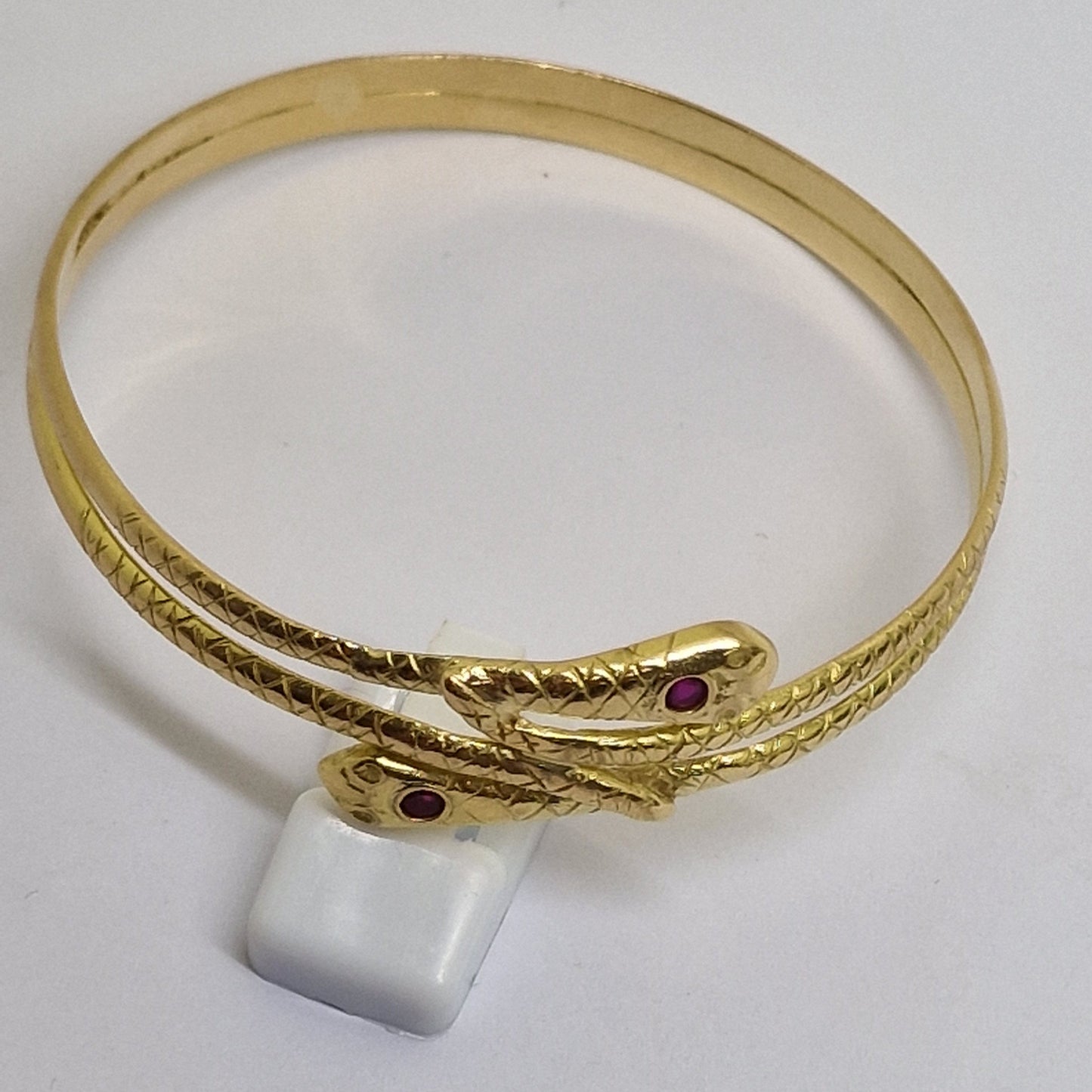 Bracelet Jonc Serpent en Or Jaune 18 Carats avec Rubis 28.31 Grs