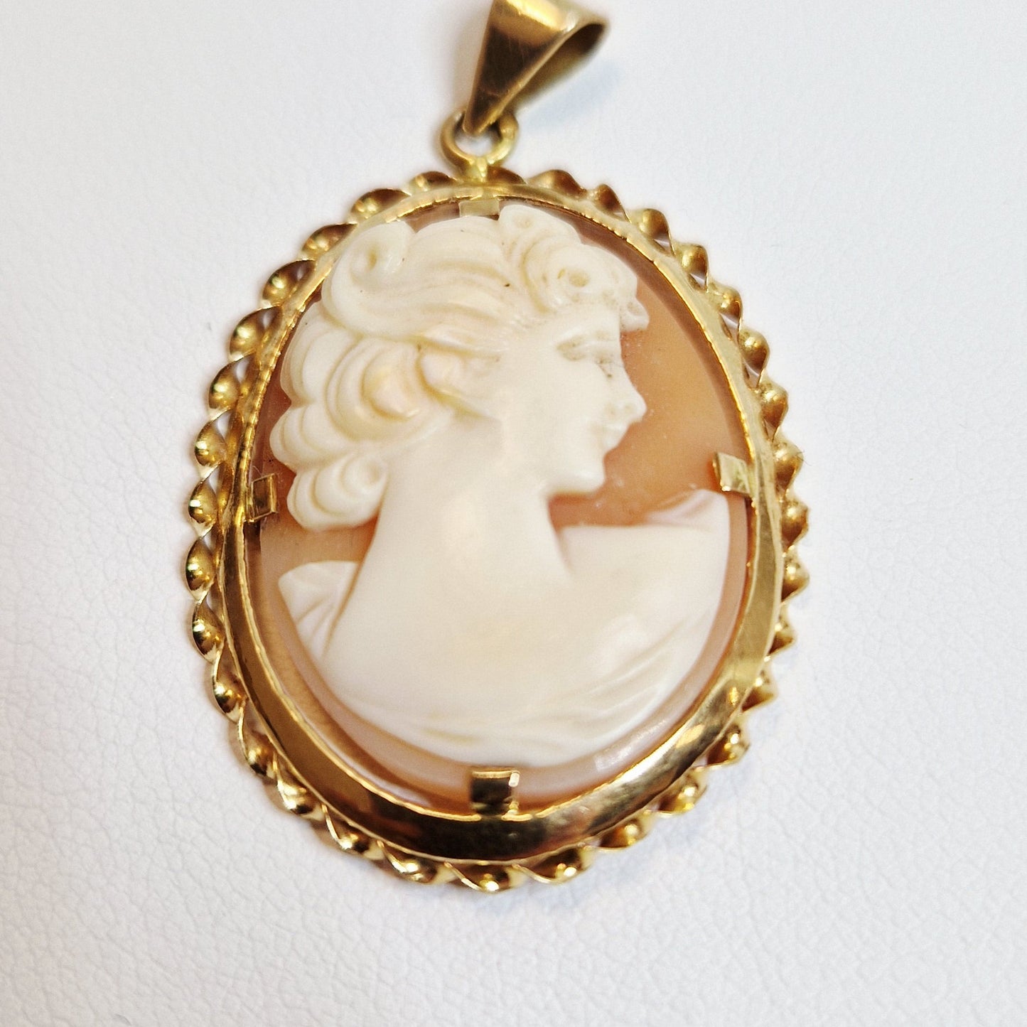 Pendentif Camée en Or Jaune 18K 4.54 Grs