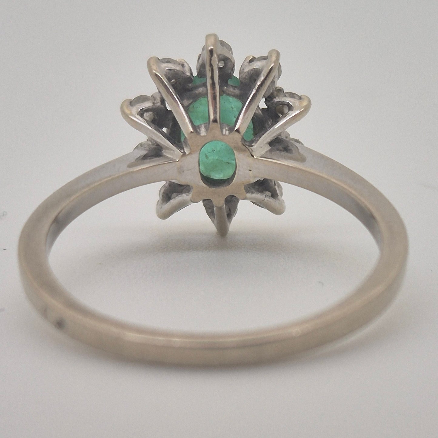 Bague Marguerite en Or Blanc Diamants et Emeraude 18 K - T 53