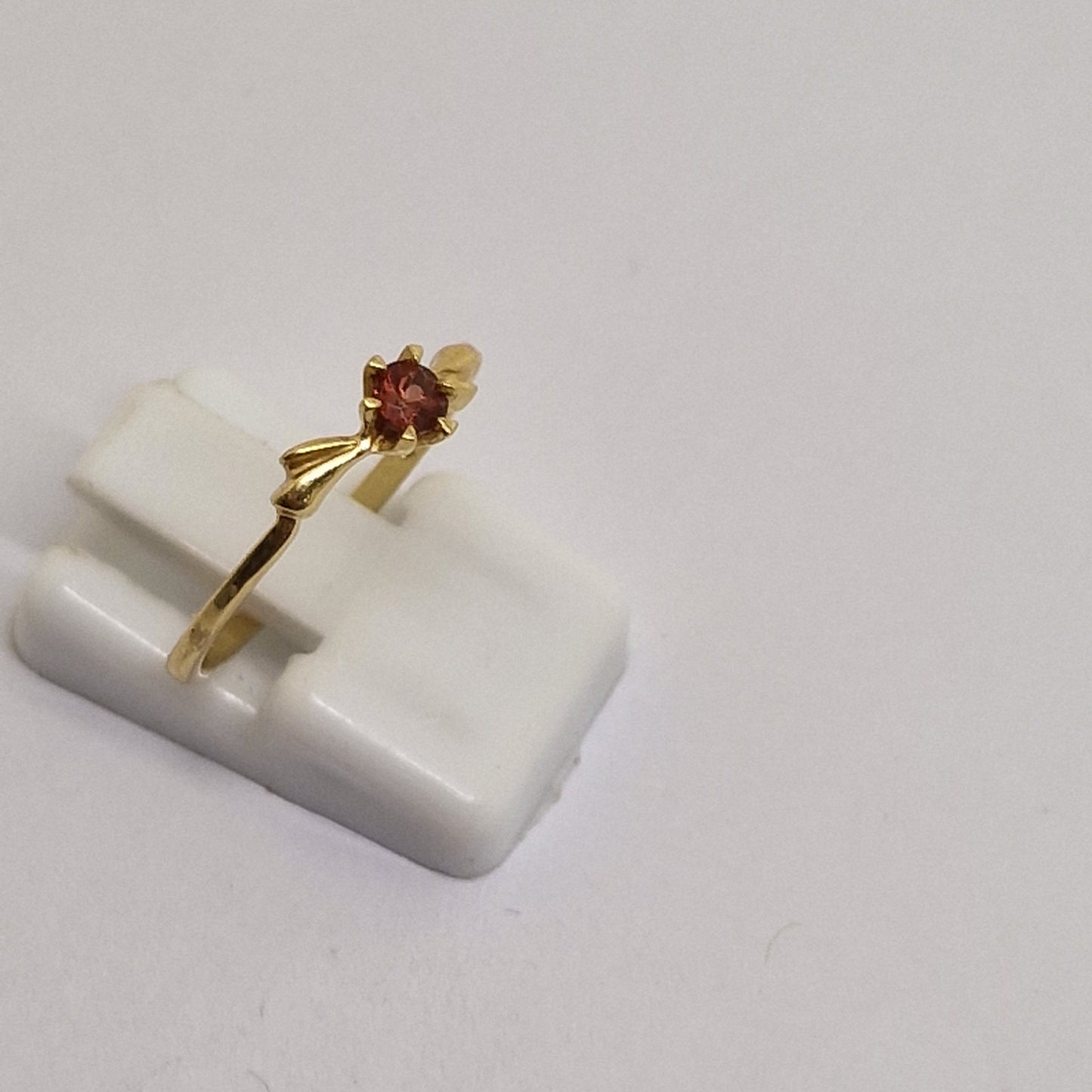 Solitaire Or Jaune 18 Carats avec Grenat 1.34 Grs - Taille 52