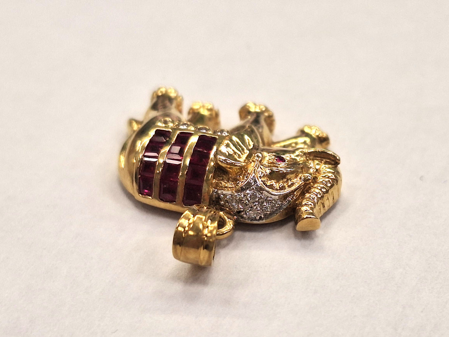 Pendentif Éléphant Or Jaune 18K Diamants Rubis