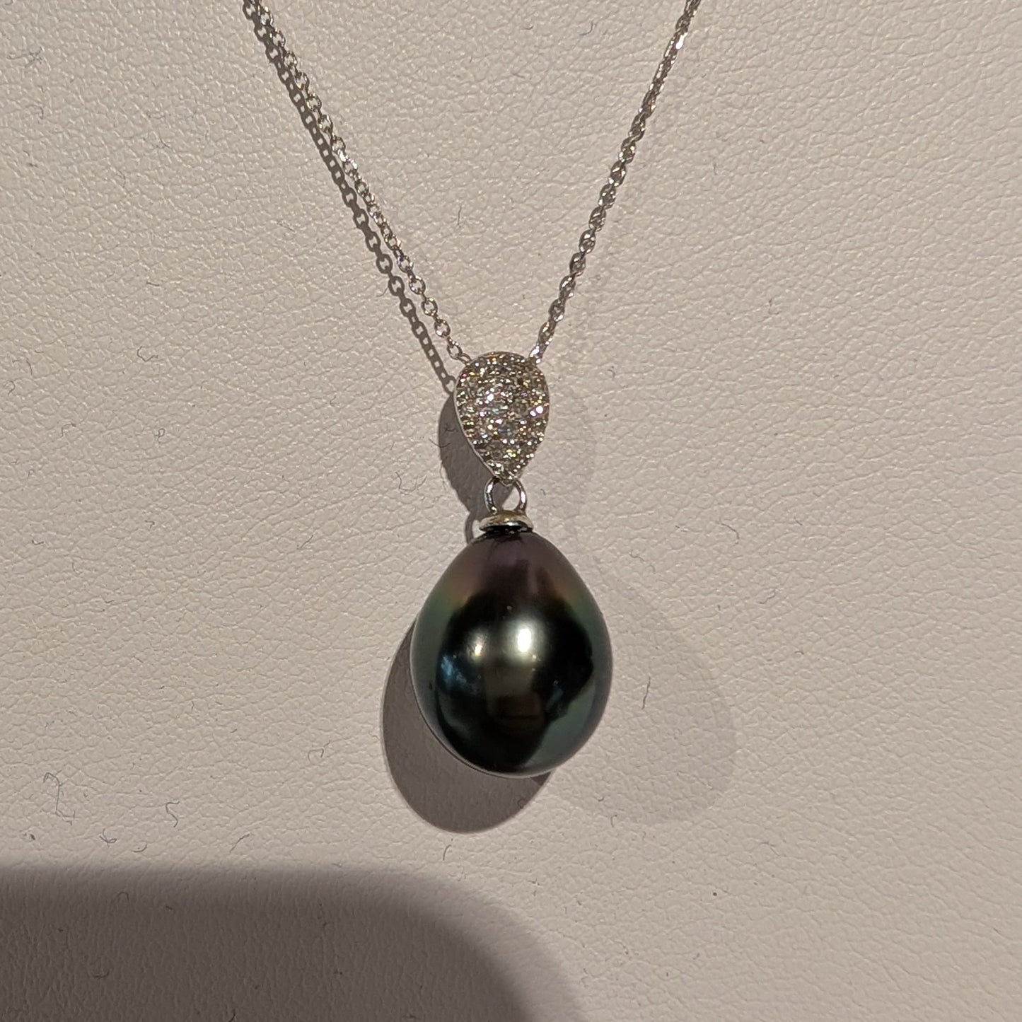 Collier en Or Blanc avec Diamants et Perle