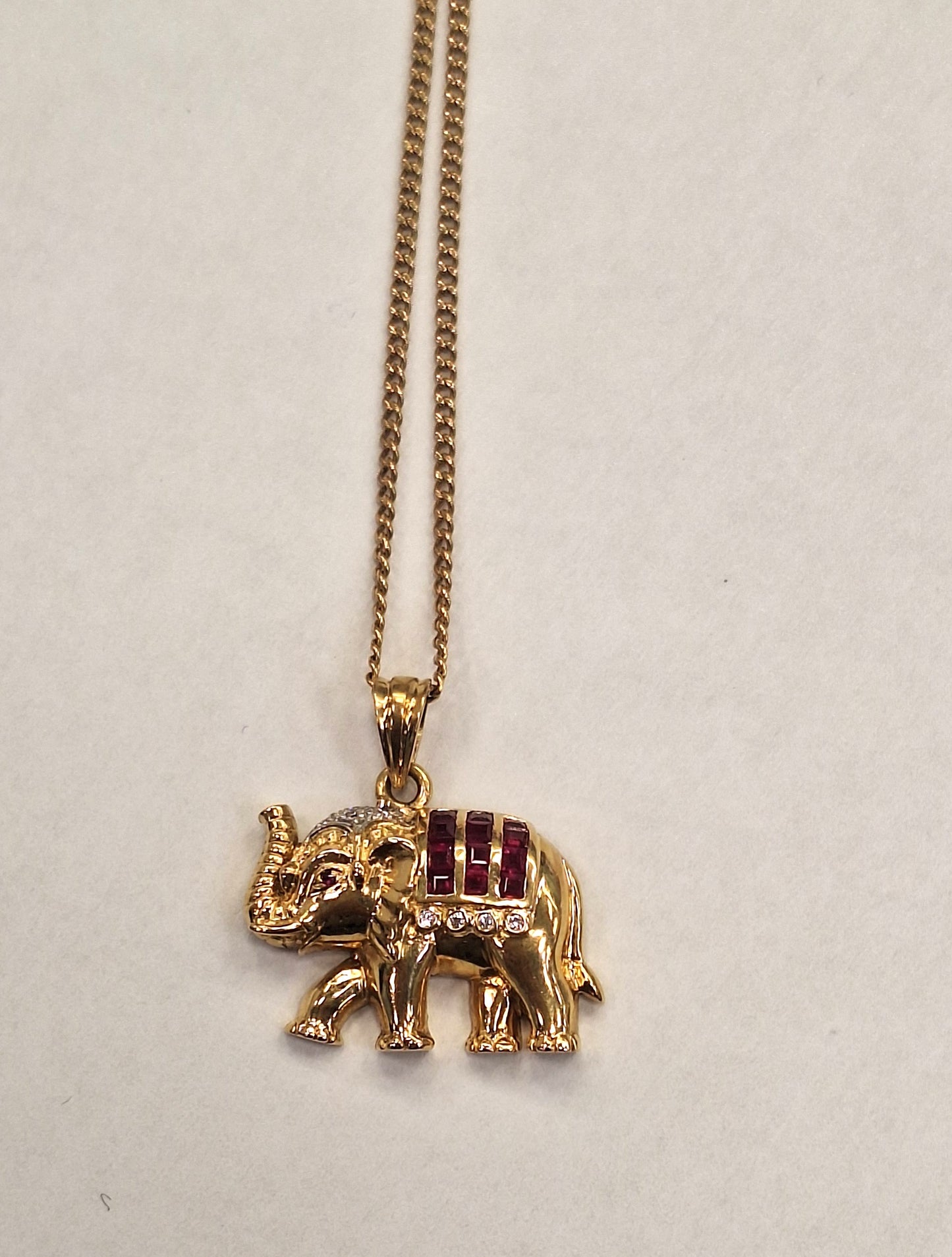 Pendentif Éléphant Or Jaune 18K Diamants Rubis