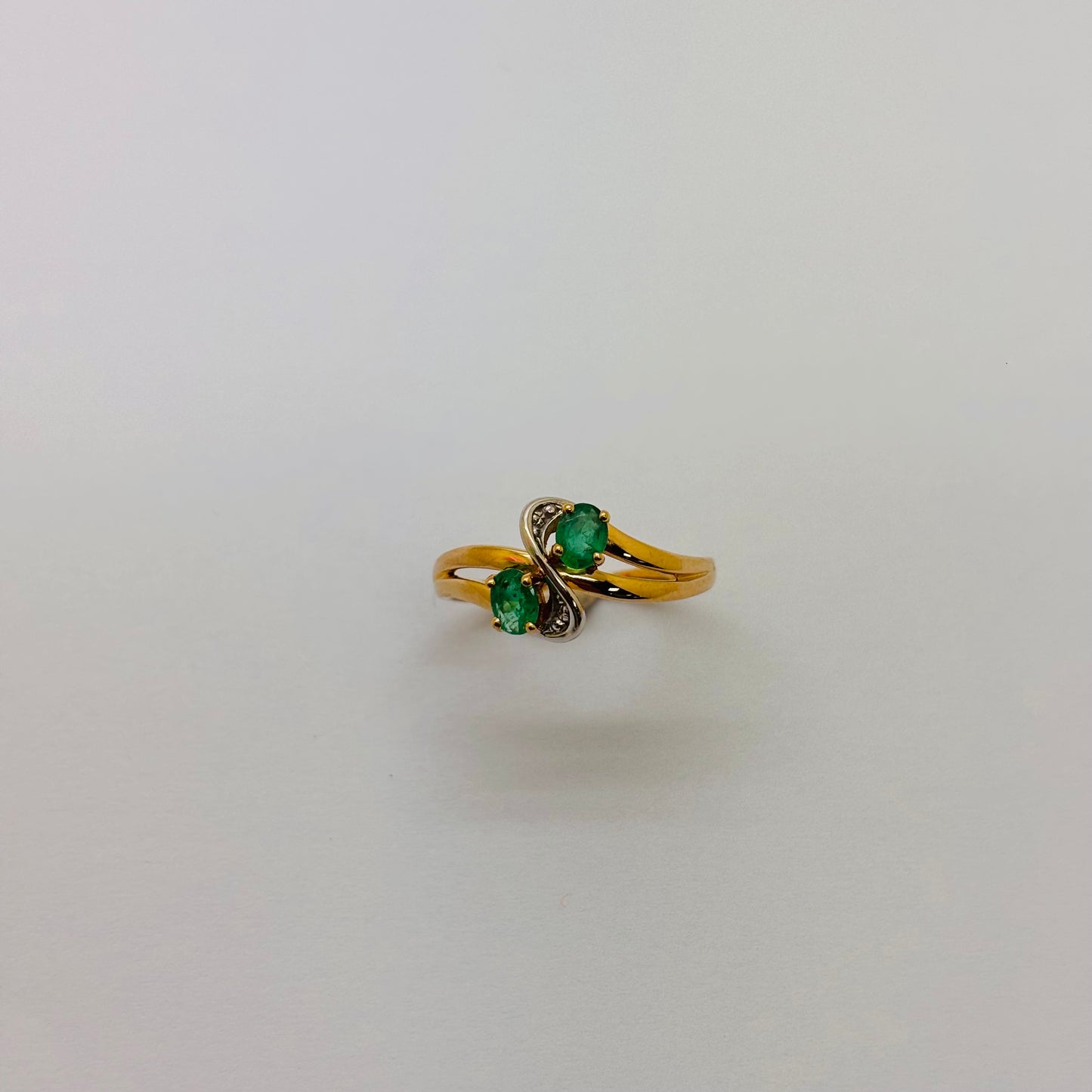 Bague en Or 18K avec 2 Émeraudes – T 53