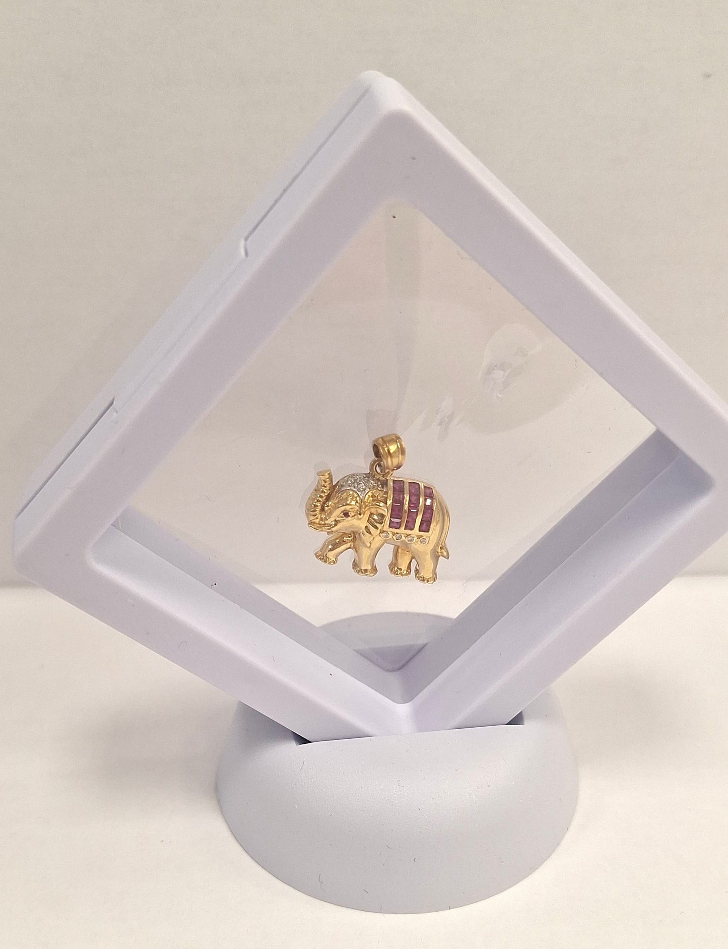 Pendentif Éléphant Or Jaune 18K Diamants Rubis