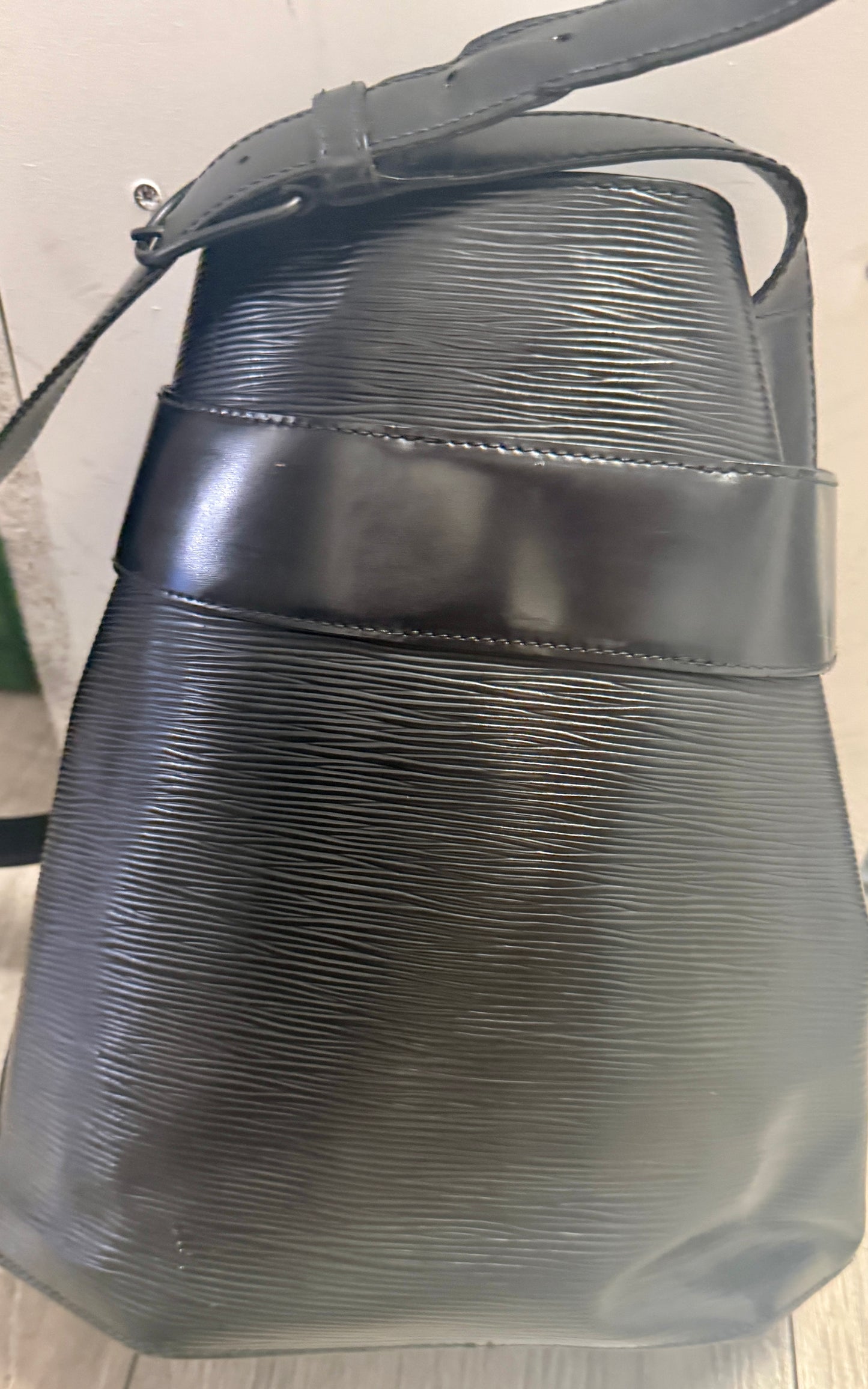 Sac à main Louis Vuitton Twist Bucket Vintage en cuir noir épi en bon état