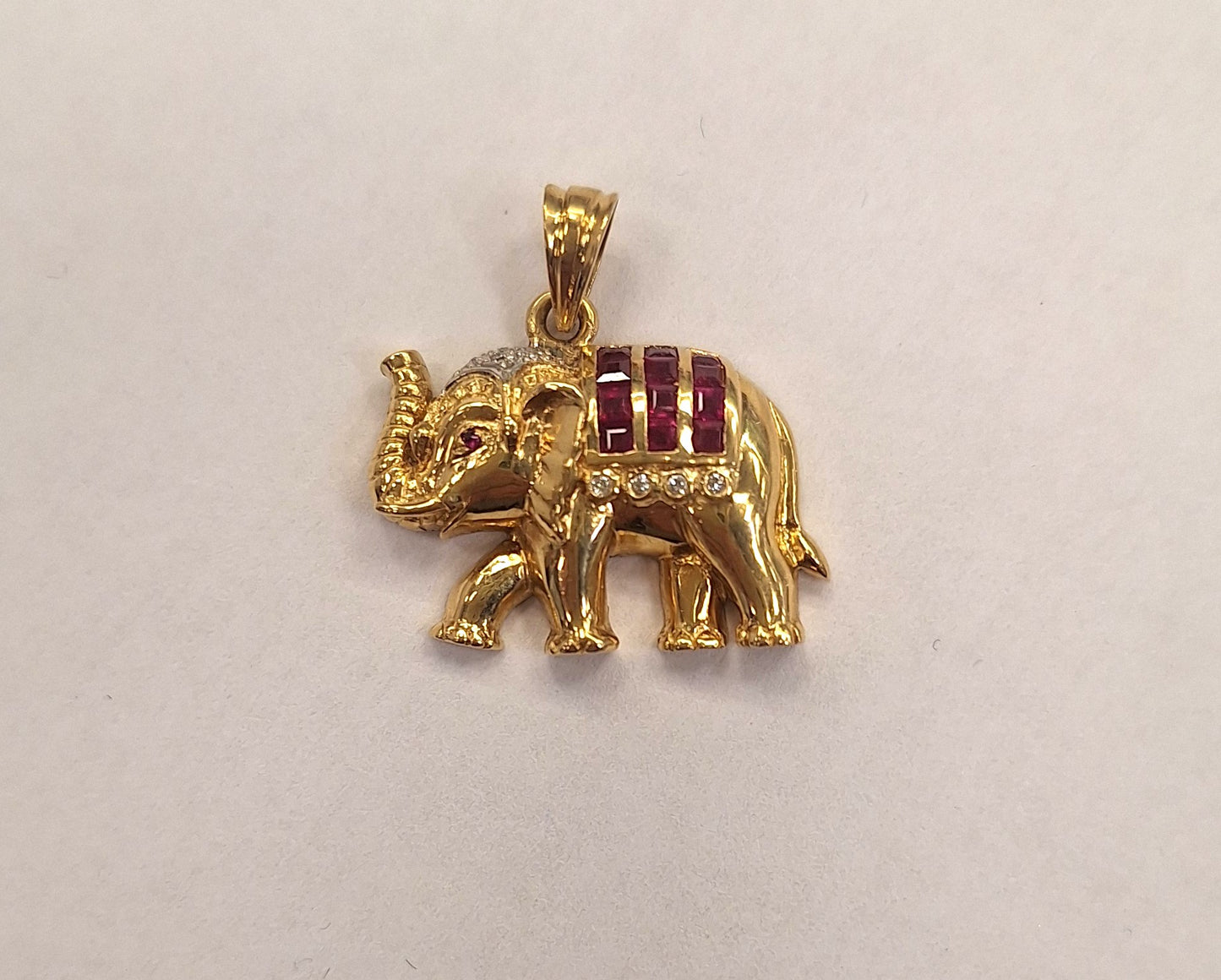 Pendentif Éléphant Or Jaune 18K Diamants Rubis