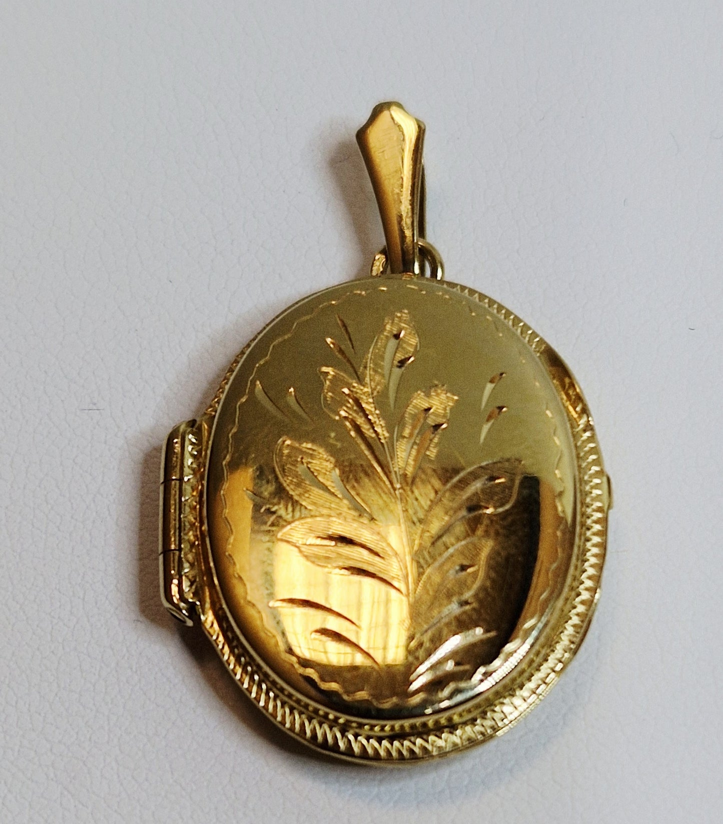 Pendentif médaillon en or jaune 18k 6.72 Grs