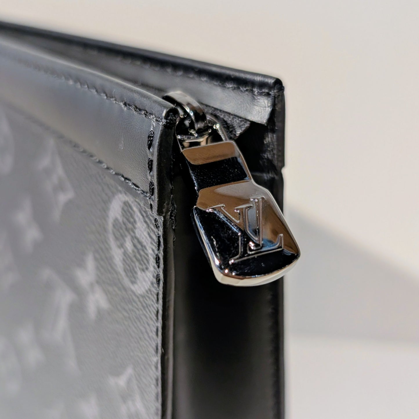 Louis Vuitton Pochette Eclipse Noir Cuir Très Bon État