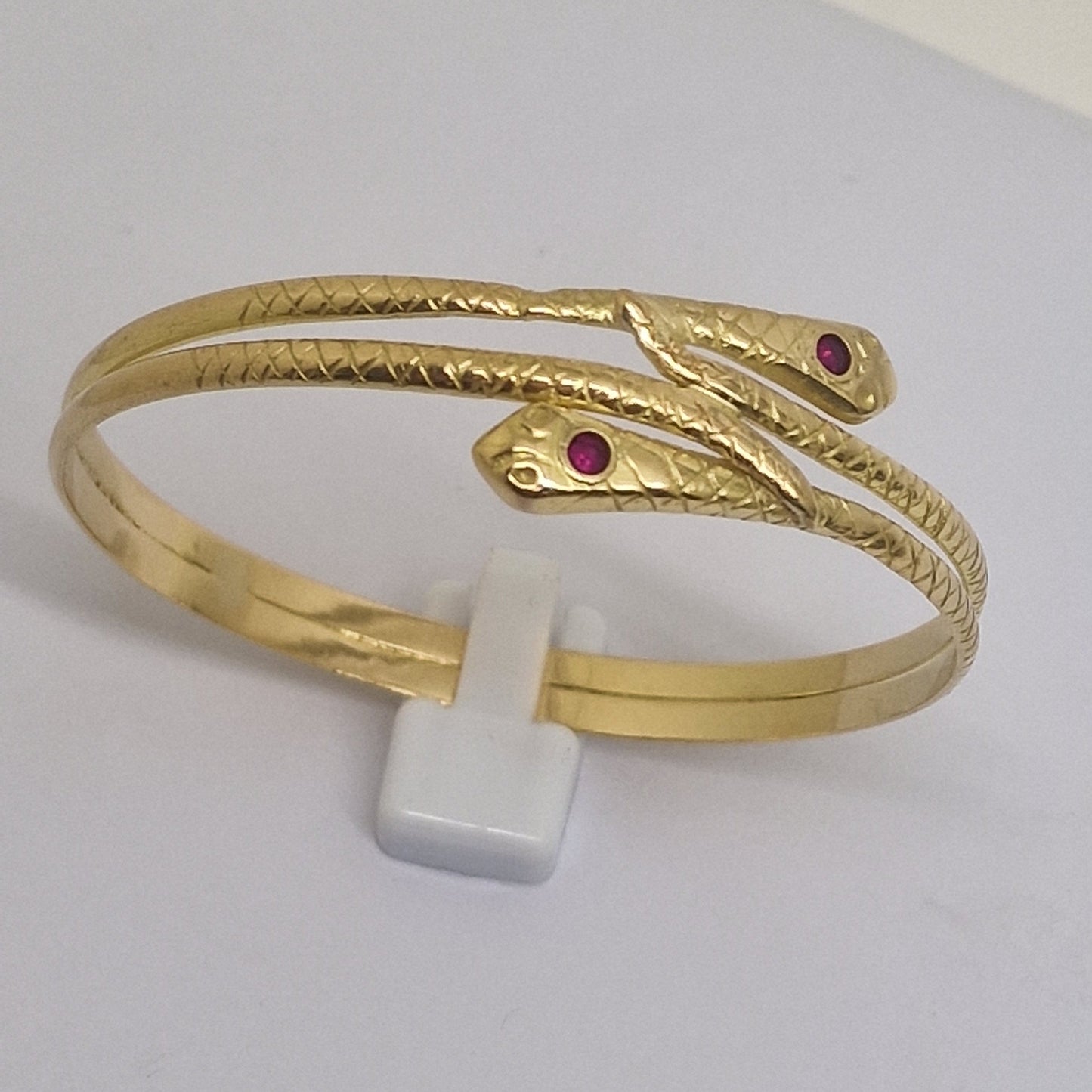 Bracelet Jonc Serpent en Or Jaune 18 Carats avec Rubis 28.31 Grs