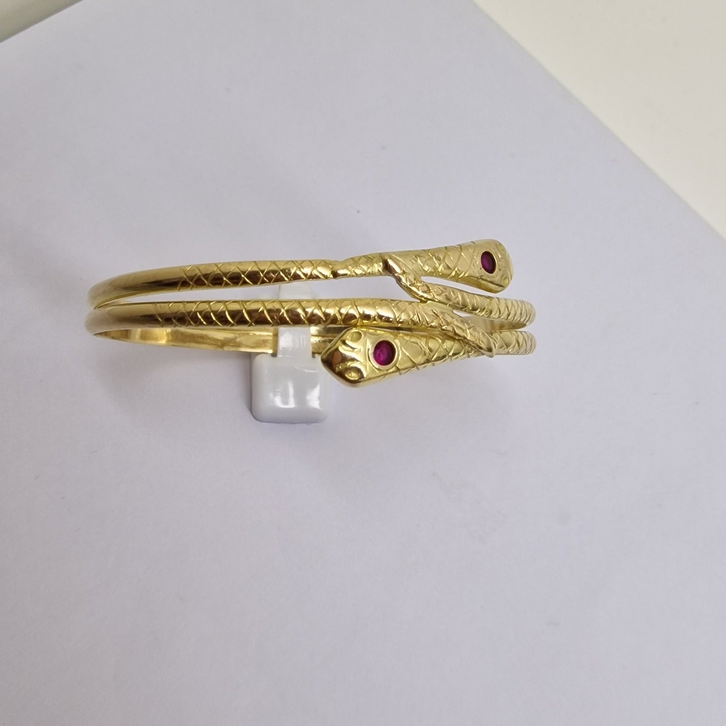 Bracelet Jonc Serpent en Or Jaune 18 Carats avec Rubis 28.31 Grs