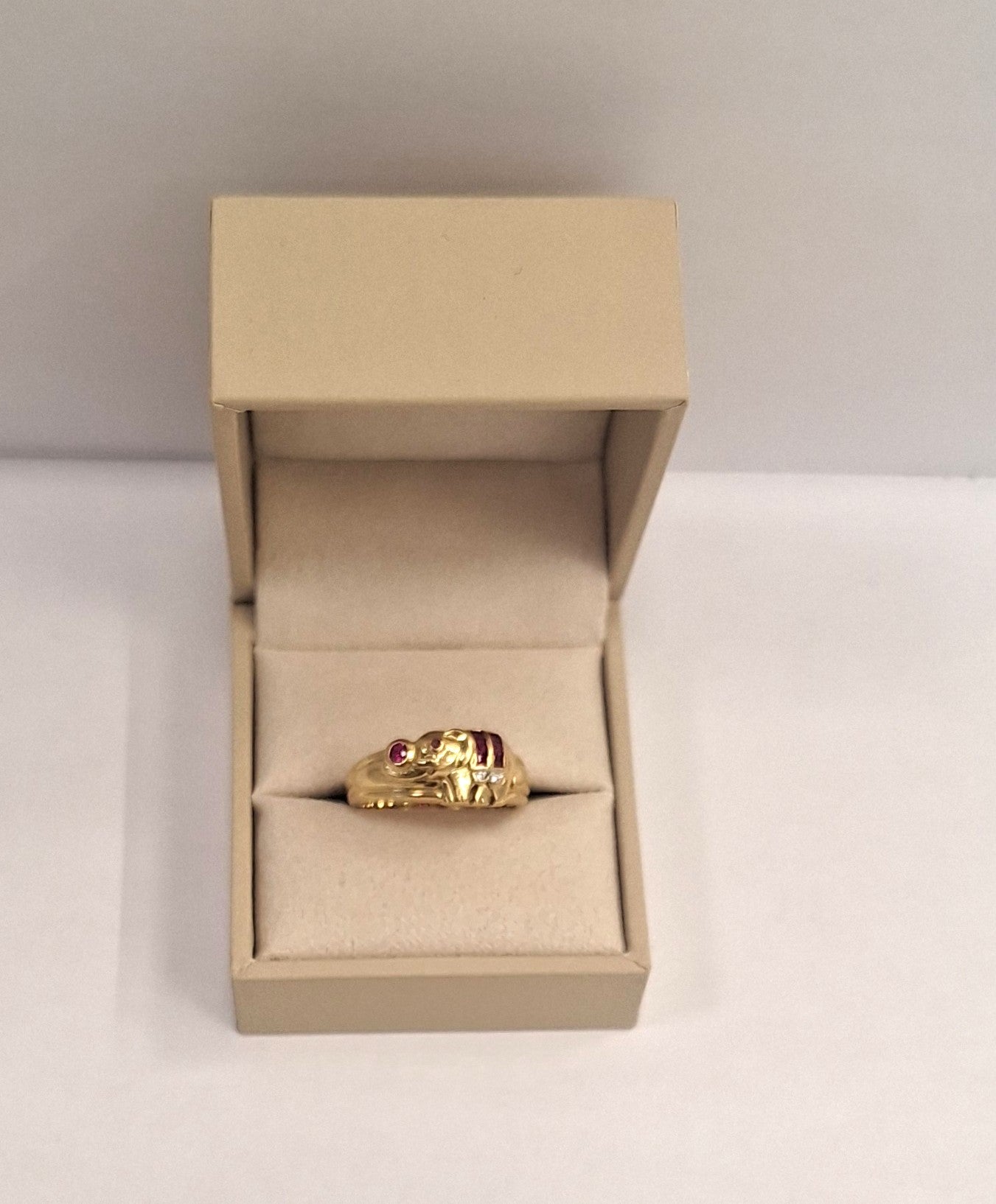 Bague en Or jaune 18K avec éléphant et pierres précieuses